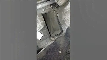 замена салонгого фильтра Mazda. Снимать бардачок не надо.