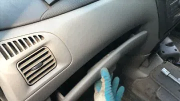 Как снять бардачок на автомобиле Mazda Premacy